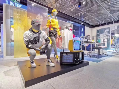 Schuhe und Kleidungsreihe